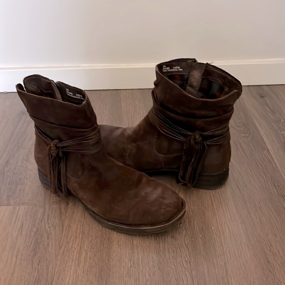 Born boots! My fav again 🤭